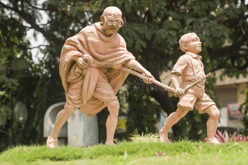 Bangalore, Inde, le 4 juin 2019 : Sculpture de Mahatma Gandhi et d'enfant, enfant se déplaçant en tenant le bâton de Mahatma Gand photos libres de droits Bangalore, Inde, le 4 juin 2019 : Sculpture de Mahatma Gandhi et d'enfant, enfant se déplaçant en tenant le bâton de Mahatma Gand photos libres de droits