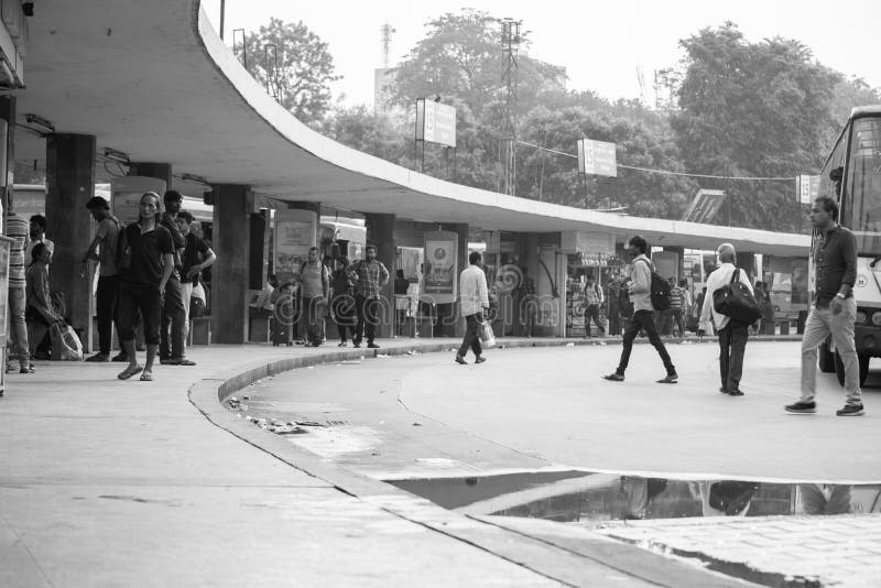 BANGALORE INDIEN Juni 3, 2019: Monokrom bild av den väntande på bussen för upptaget folk på den majestätiska bussstationen Bengal arkivbilder BANGALORE INDIEN Juni 3, 2019: Monokrom bild av den väntande på bussen för upptaget folk på den majestätiska bussstationen Bengal arkivbilder