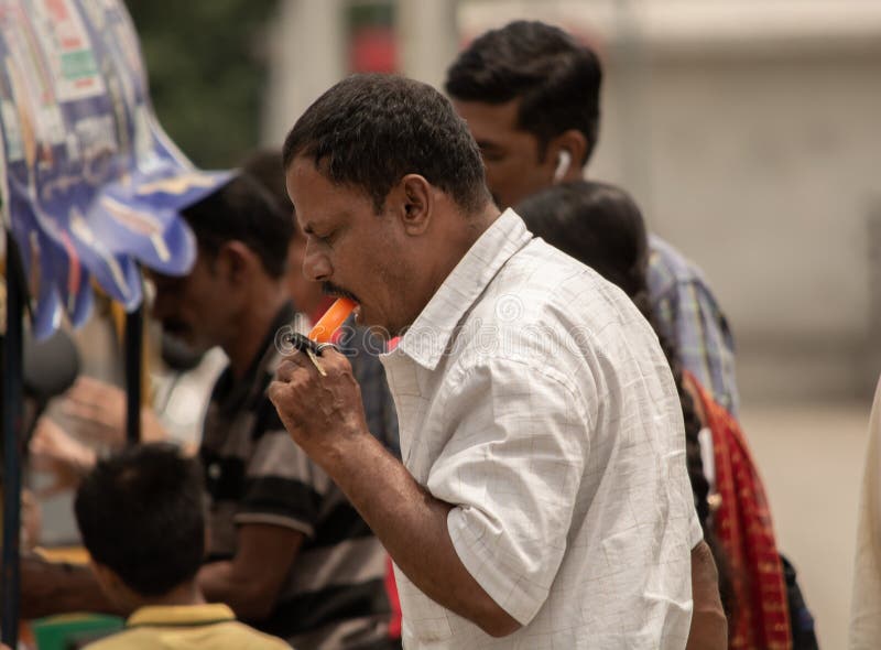 Bangalore, Karnataka 04 India-Juni 2019: Mens die roomijs op hete zonnige dag eten dichtbij Vidhana Soudha bij bengaluru royalty-vrije stock fotografie Bangalore, Karnataka 04 India-Juni 2019: Mens die roomijs op hete zonnige dag eten dichtbij Vidhana Soudha bij bengaluru royalty-vrije stock fotografie