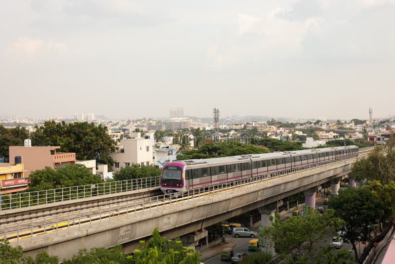 Bangalore, Karnataka 01 India-Juni 2019: Metro die van satellietbeeldbengaluru zich op de brug dichtbij Vijaya Nagara, Bengaluru, stock fotografie Bangalore, Karnataka 01 India-Juni 2019: Metro die van satellietbeeldbengaluru zich op de brug dichtbij Vijaya Nagara, Bengaluru, stock fotografie