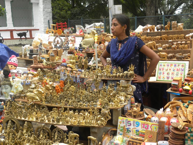 Bangalore, Karnataka, India - November 23 2018 Indian girl selling pooja items royalty free stock photos Bangalore, Karnataka, India - November 23 2018 Indian girl selling pooja items royalty free stock photos