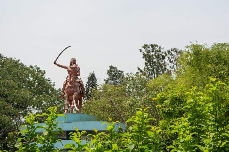 Bangalore, Índia, o 4 de junho de 2019: Escultura da rainha Kittur Rani Chennamma no cavalo com a espada em Bengaluru, Karnataka, imagem de stock Bangalore, Índia, o 4 de junho de 2019: Escultura da rainha Kittur Rani Chennamma no cavalo com a espada em Bengaluru, Karnataka, imagem de stock