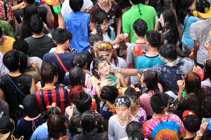 Bangkok am 15. April: Songkran-Festival an Silom-Straße, Bangkok, ist stockfotografie Bangkok am 15. April: Songkran-Festival an Silom-Straße, Bangkok, ist stockfotografie