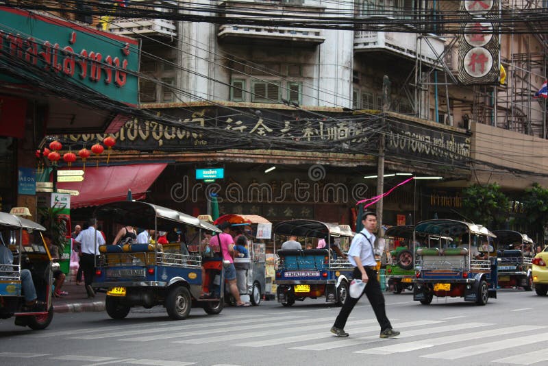 bangkok chinatown R?relse av transport En man korsar vägen Mittjordning royaltyfria bilder bangkok chinatown R?relse av transport En man korsar vägen Mittjordning royaltyfria bilder