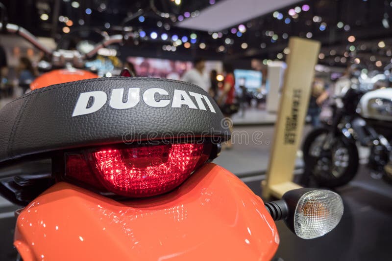 BANGKOK - 10 de diciembre: Desmodulador de Ducati en la exhibición en el motor Exp imágenes de archivo libres de regalías BANGKOK - 10 de diciembre: Desmodulador de Ducati en la exhibición en el motor Exp imágenes de archivo libres de regalías