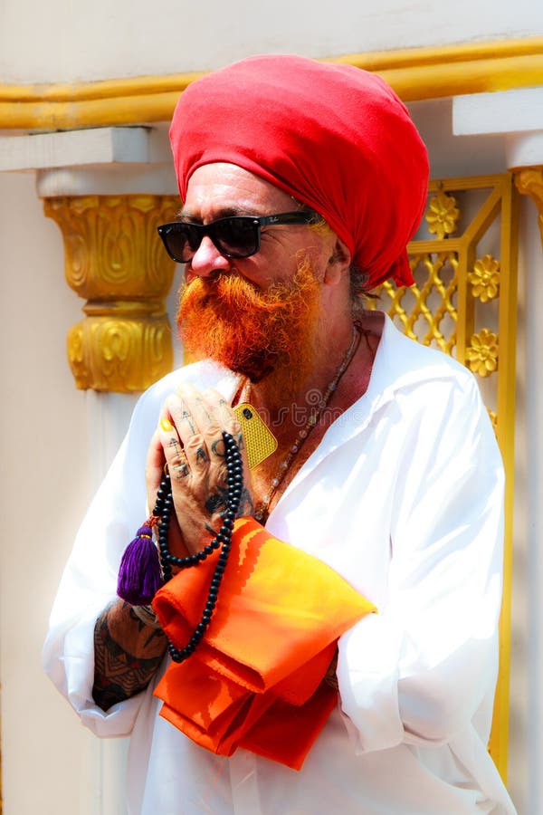 Devoto sikh con el turbante rojo en Gurdwara Siri Guru Singh Sabha. fotos de archivo libres de regalías Devoto sikh con el turbante rojo en Gurdwara Siri Guru Singh Sabha. fotos de archivo libres de regalías