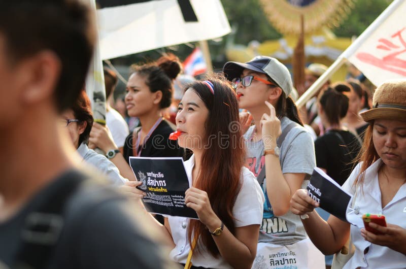 BANGKOK - 11 DE NOVIEMBRE DE 2013: Manifestantes antigubernamentales en fotos de archivo BANGKOK - 11 DE NOVIEMBRE DE 2013: Manifestantes antigubernamentales en fotos de archivo