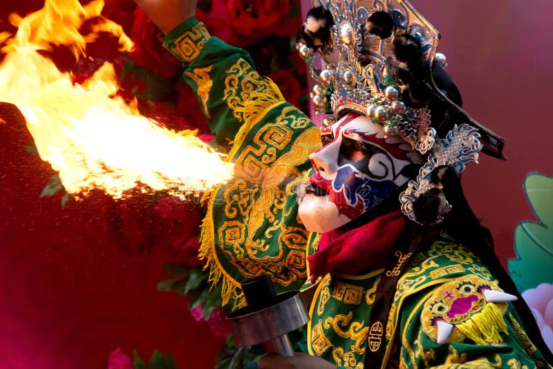 Bangkok det kinesiska nya året, utför den kinesiska operaskådespelaren att spotta brand i traditionellt framsida-ändra royaltyfri fotografi Bangkok det kinesiska nya året, utför den kinesiska operaskådespelaren att spotta brand i traditionellt framsida-ändra royaltyfri fotografi
