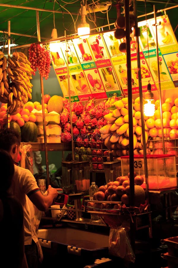 Bangkok, fabricant Streetfood de smoothie photographie stock libre de droits Bangkok, fabricant Streetfood de smoothie photographie stock libre de droits