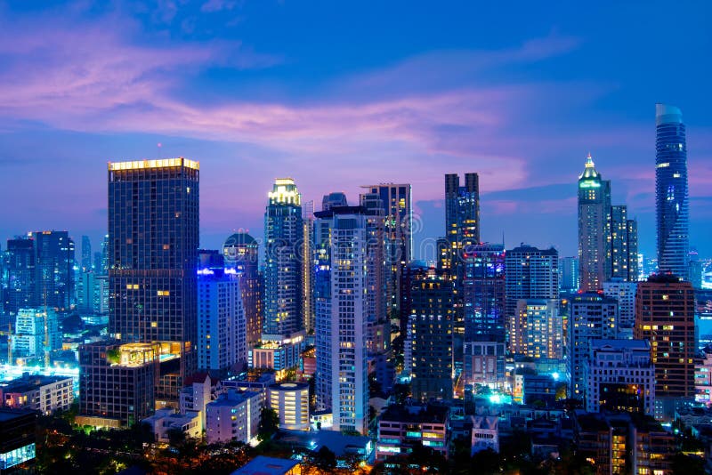 Bangkok głąbika drapacz chmur nocy widoku zmierzch podczas gdy zmierzch w biznesie i centrum miasta «Sukhumvit « zdjęcie royalty free Bangkok głąbika drapacz chmur nocy widoku zmierzch podczas gdy zmierzch w biznesie i centrum miasta «Sukhumvit « zdjęcie royalty free