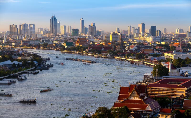 Bangkok miasto i chaopraya rzeka w mrocznym czasie, Hotelowy i ponowny obraz royalty free Bangkok miasto i chaopraya rzeka w mrocznym czasie, Hotelowy i ponowny obraz royalty free