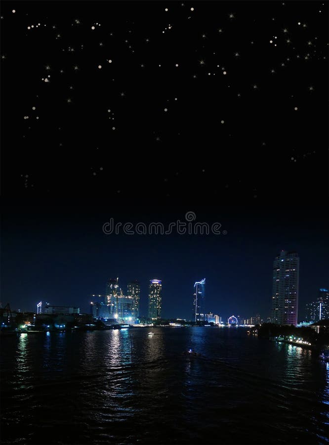 Bangkok nattflodstrand med stjärnklar himmel