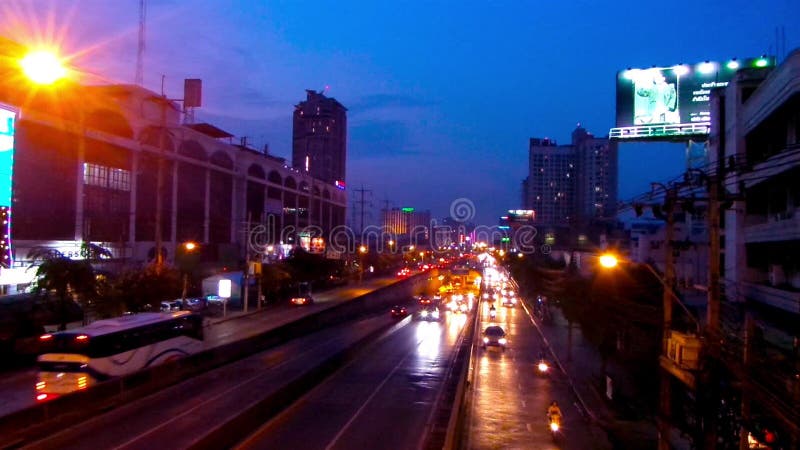 Bangkok nattljus, Tid varvar