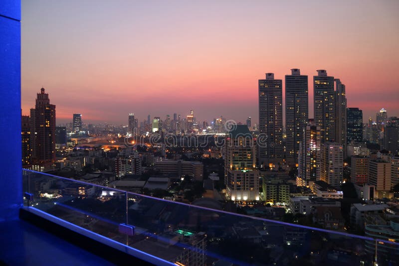 Bangkok splendida urbana contro la vista uguagliante del cielo dal terrazzo del tetto fotografia stock Bangkok splendida urbana contro la vista uguagliante del cielo dal terrazzo del tetto fotografia stock