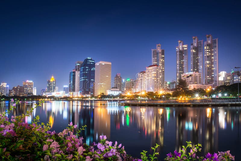 Bangkok stadsscape på natten arkivbild Bangkok stadsscape på natten arkivbild