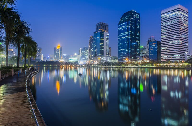 Bangkok-Stadt nachts mit Reflexion der Skyline lizenzfreie stockfotografie Bangkok-Stadt nachts mit Reflexion der Skyline lizenzfreie stockfotografie