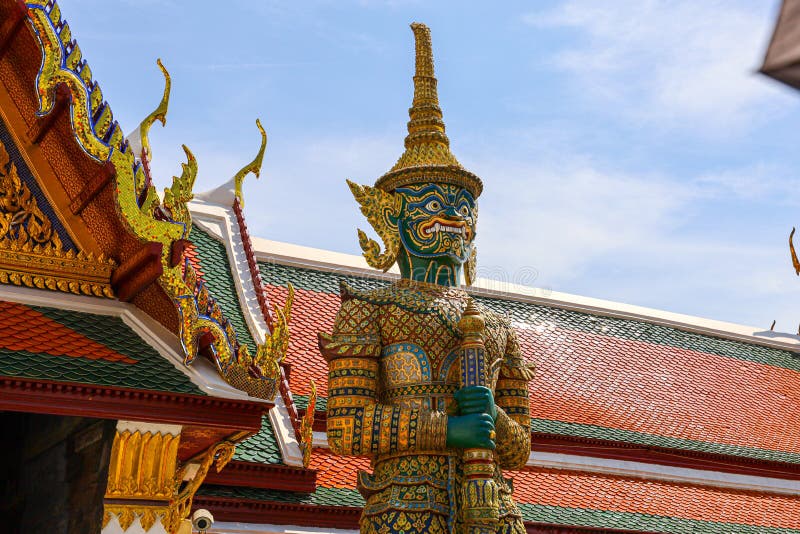 BANGKOK/TAILÂNDIA - 18 de novembro de 2019 : Viajando até a estátua Emerald Buddha, Grand Palace, Bangkok, Tailândia imagem de stock royalty free BANGKOK/TAILÂNDIA - 18 de novembro de 2019 : Viajando até a estátua Emerald Buddha, Grand Palace, Bangkok, Tailândia imagem de stock royalty free