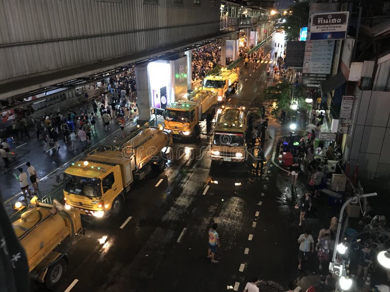 BANGKOK, TAILANDIA - 15 APRILE 2018: Festival del nuovo anno di Songkran alla notte con le pistole a acqua e molta gente fotografia stock libera da diritti BANGKOK, TAILANDIA - 15 APRILE 2018: Festival del nuovo anno di Songkran alla notte con le pistole a acqua e molta gente fotografia stock libera da diritti