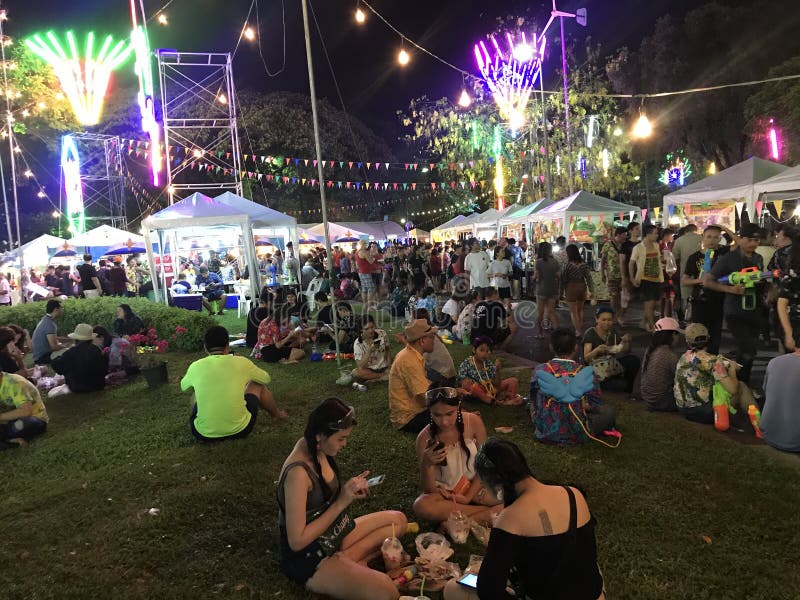 BANGKOK, TAILANDIA - 15 APRILE 2018: Festival del nuovo anno di Songkran alla notte con le pistole a acqua e molta gente fotografie stock libere da diritti BANGKOK, TAILANDIA - 15 APRILE 2018: Festival del nuovo anno di Songkran alla notte con le pistole a acqua e molta gente fotografie stock libere da diritti