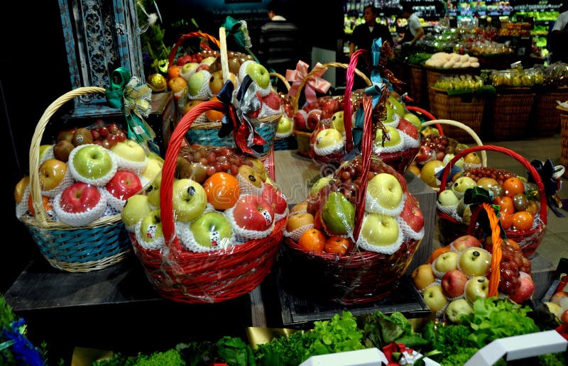 Bangkok, Tailandia: Cestas del regalo de la fruta del día de fiesta fotos de archivo Bangkok, Tailandia: Cestas del regalo de la fruta del día de fiesta fotos de archivo