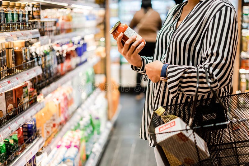 Bangkok, TAILANDIA - 5 de agosto de 2019: Mujer elige productos en el supermercado, comida preparada, compras imagen de archivo libre de regalías Bangkok, TAILANDIA - 5 de agosto de 2019: Mujer elige productos en el supermercado, comida preparada, compras imagen de archivo libre de regalías