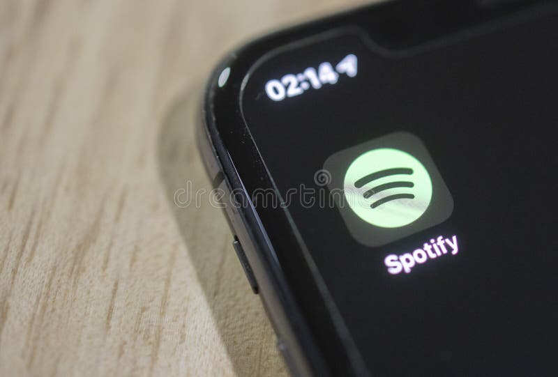 BANGKOK, TAILANDIA - 12 DE AGOSTO: Uso de Spotify en la pantalla en agosto 12,2019 del teléfono foto de archivo libre de regalías BANGKOK, TAILANDIA - 12 DE AGOSTO: Uso de Spotify en la pantalla en agosto 12,2019 del teléfono foto de archivo libre de regalías