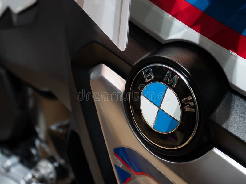 Bangkok, Tailandia - 2 de diciembre de 2018: Ciérrese para arriba de un logotipo de BMW en un tanque de la motocicleta de BMW F85 foto de archivo Bangkok, Tailandia - 2 de diciembre de 2018: Ciérrese para arriba de un logotipo de BMW en un tanque de la motocicleta de BMW F85 foto de archivo