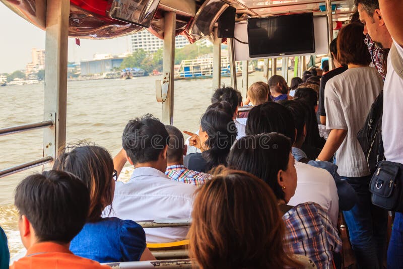 Bangkok, Tailandia - 2 de marzo de 2017: Pasajeros en el embarcadero de Sathorn, a imagen de archivo libre de regalías Bangkok, Tailandia - 2 de marzo de 2017: Pasajeros en el embarcadero de Sathorn, a imagen de archivo libre de regalías