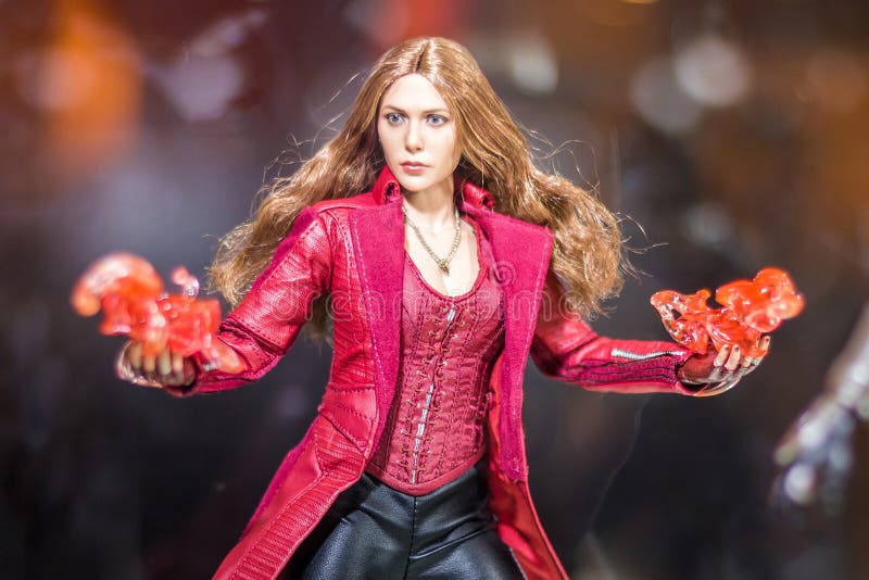 Bangkok, Tailandia - 6 de mayo de 2017: Carácter del modelo de la bruja o de Wanda Maximoff del escarlata en película de los veng fotografía de archivo Bangkok, Tailandia - 6 de mayo de 2017: Carácter del modelo de la bruja o de Wanda Maximoff del escarlata en película de los veng fotografía de archivo