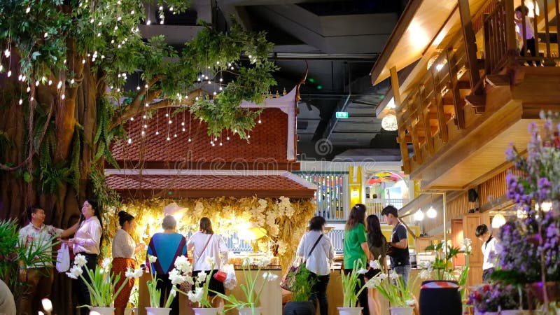 Bangkok, Tailandia - 20 de noviembre de 18: Dentro del viajero de los grandes almacenes de Iconsiam goce el hacer compras en el p
