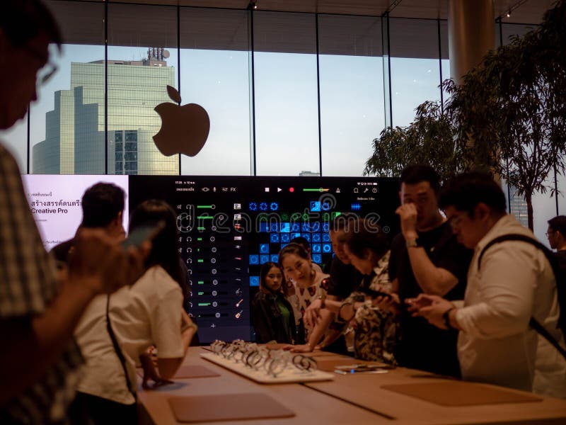 Bangkok, Tailandia - 12 de noviembre de 2018: Nueva tienda de abertura de Apple Store en el iconsiam en Bangkok, Tailandia imagen de archivo Bangkok, Tailandia - 12 de noviembre de 2018: Nueva tienda de abertura de Apple Store en el iconsiam en Bangkok, Tailandia imagen de archivo