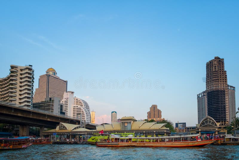 Bangkok, Tailandia - 16 de noviembre de 2018: Pasajeros en el embarcadero de Sathorn, a fotografía de archivo Bangkok, Tailandia - 16 de noviembre de 2018: Pasajeros en el embarcadero de Sathorn, a fotografía de archivo