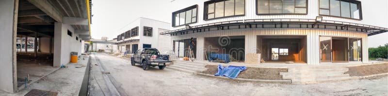 BANGKOK, TAILANDIA - 16 DICEMBRE 2018: Parchi del camioncino di Toyota Hilux ad un cantiere della plaza di Chao Sua 69 su Petchka fotografie stock BANGKOK, TAILANDIA - 16 DICEMBRE 2018: Parchi del camioncino di Toyota Hilux ad un cantiere della plaza di Chao Sua 69 su Petchka fotografie stock