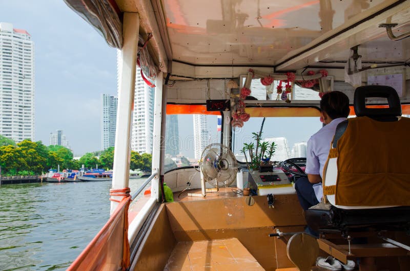 Bangkok, Tailandia: Driver della barca fotografia stock