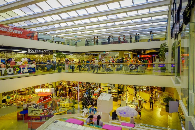 BANGKOK, TAILANDIA, EL 2 DE FEBRERO DE 2018: Sobre la opinión gente no identificada dentro de la alameda de compras de Siam Parag imágenes de archivo libres de regalías BANGKOK, TAILANDIA, EL 2 DE FEBRERO DE 2018: Sobre la opinión gente no identificada dentro de la alameda de compras de Siam Parag imágenes de archivo libres de regalías