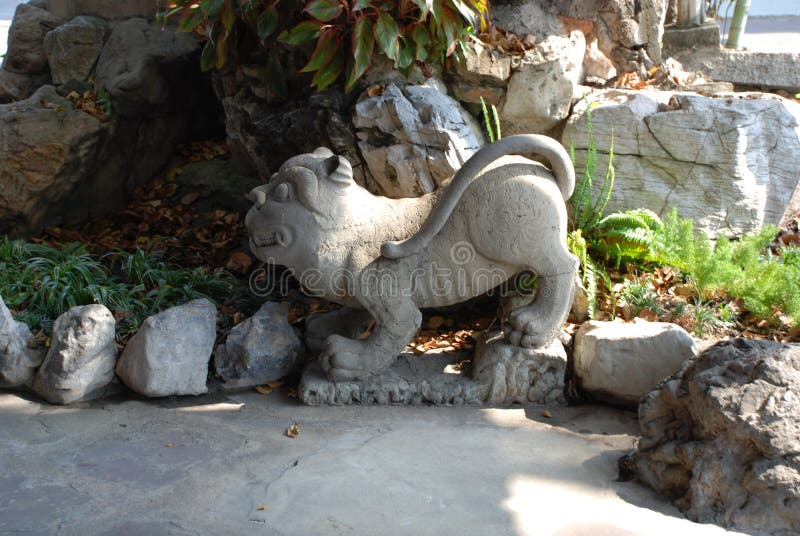 Bangkok, Tailandia - 12 25 2012: Escultura de piedra de un león en un templo budista imagenes de archivo Bangkok, Tailandia - 12 25 2012: Escultura de piedra de un león en un templo budista imagenes de archivo