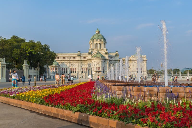 BANGKOK, TAILANDIA - FEBRERO 13, 2018: Trono Pasillo de Ananta Samakhom imagen de archivo libre de regalías BANGKOK, TAILANDIA - FEBRERO 13, 2018: Trono Pasillo de Ananta Samakhom imagen de archivo libre de regalías