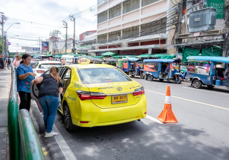 BANGKOK, TAILANDIA - 23 GIUGNO: I passeggeri non specificati chiede ad autista se potessero ottenere sul taxi sulla strada di Wan immagini stock libere da diritti BANGKOK, TAILANDIA - 23 GIUGNO: I passeggeri non specificati chiede ad autista se potessero ottenere sul taxi sulla strada di Wan immagini stock libere da diritti