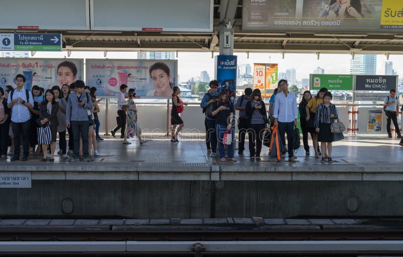 BANGKOK, TAILANDIA - 5 GIUGNO 2018: Passeggeri che aspettano sul binario alla stazione dello skytrain di BTS Mochit di mattina fotografia stock libera da diritti BANGKOK, TAILANDIA - 5 GIUGNO 2018: Passeggeri che aspettano sul binario alla stazione dello skytrain di BTS Mochit di mattina fotografia stock libera da diritti