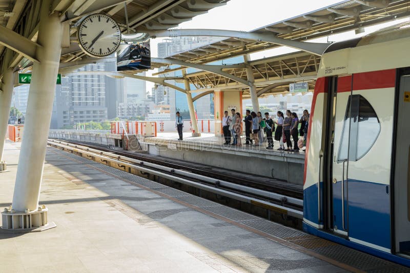 BANGKOK, TAILANDIA - 5 GIUGNO 2018: Treno di alianti di BTS sul binario della stazione del mochit di mattina fotografia stock BANGKOK, TAILANDIA - 5 GIUGNO 2018: Treno di alianti di BTS sul binario della stazione del mochit di mattina fotografia stock