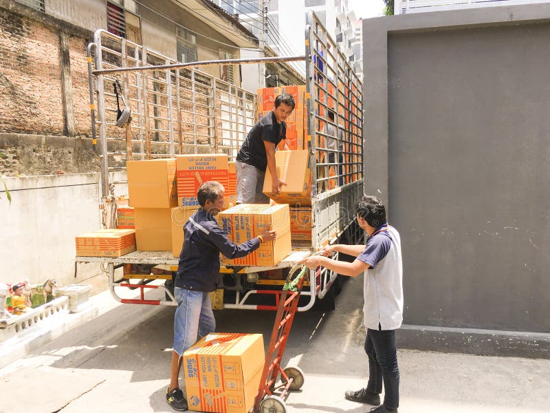 Bangkok, Tailandia-junio 21,2019: Trabajadores que transportan mercancías de fotos de archivo libres de regalías Bangkok, Tailandia-junio 21,2019: Trabajadores que transportan mercancías de fotos de archivo libres de regalías