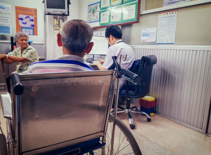 BANGKOK, TAILANDIA - 15 MAGGIO: Attesa anziana non identificata f dei pazienti fotografie stock libere da diritti BANGKOK, TAILANDIA - 15 MAGGIO: Attesa anziana non identificata f dei pazienti fotografie stock libere da diritti