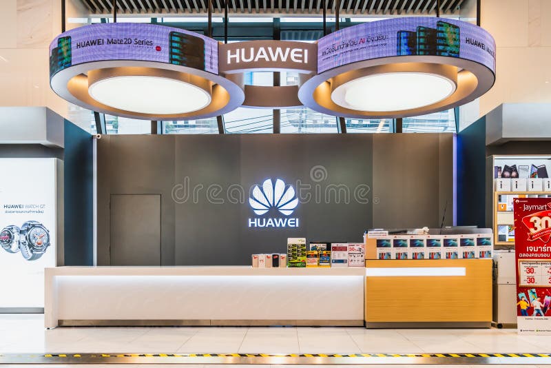 Bangkok, Tailandia - 24 maggio 2019: Cabina della vendita al dettaglio di Huawei con l'esposizione e gli opuscoli del prodotto immagine stock Bangkok, Tailandia - 24 maggio 2019: Cabina della vendita al dettaglio di Huawei con l'esposizione e gli opuscoli del prodotto immagine stock
