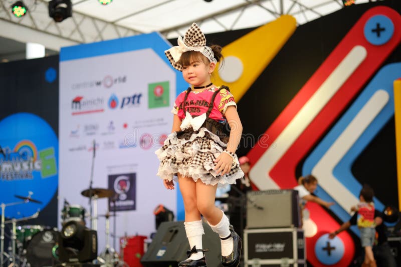BANGKOK, TAILANDIA - 8 MAGGIO: Passeggiate del modello dei bambini la pista a tailandese fotografia stock libera da diritti
