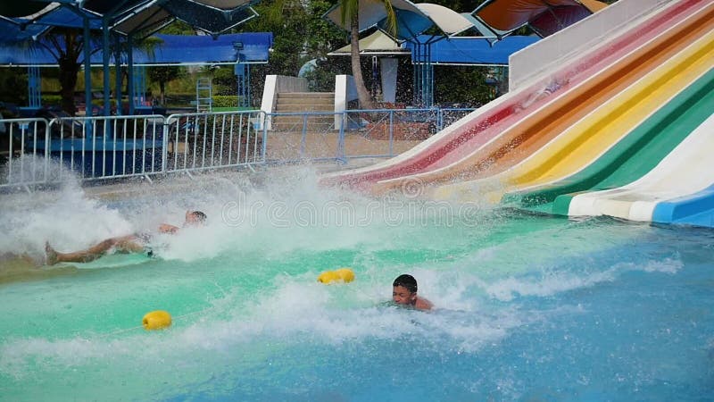 BANGKOK, TAILANDIA - marzo 20,2017: la gente se divierte que resbala abajo en Aquapark