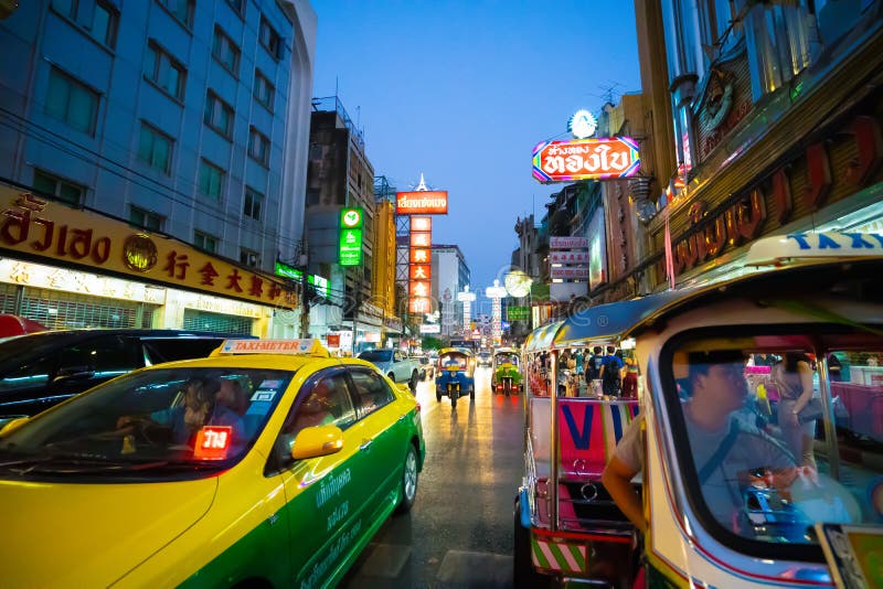Bangkok, Tailandia - 20 marzo 2019: La strada di Yaowarat è una destinazione turistica famosa fotografia stock Bangkok, Tailandia - 20 marzo 2019: La strada di Yaowarat è una destinazione turistica famosa fotografia stock