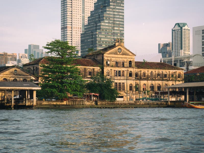 BANGKOK, TAILANDIA - noviembre 11,2018, edificio en ciudad del río de Chaophaya, Bangkok de Tailandia imágenes de archivo libres de regalías BANGKOK, TAILANDIA - noviembre 11,2018, edificio en ciudad del río de Chaophaya, Bangkok de Tailandia imágenes de archivo libres de regalías