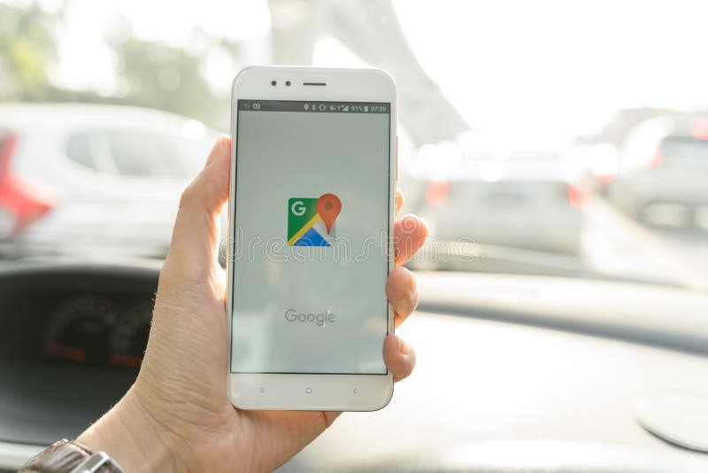BANGKOK, TAILANDIA - 8 OTTOBRE 2018: Chiuda su di uno smartphone di xiaomi della tenuta dell'uomo e di un app d'apertura di Googl fotografia stock BANGKOK, TAILANDIA - 8 OTTOBRE 2018: Chiuda su di uno smartphone di xiaomi della tenuta dell'uomo e di un app d'apertura di Googl fotografia stock
