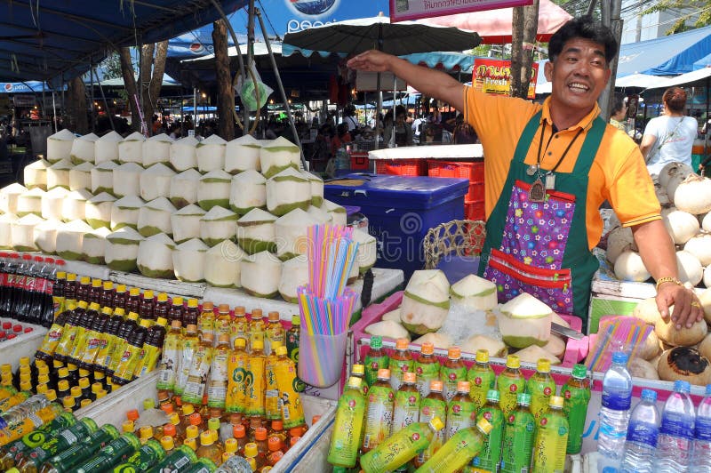 Bangkok, Tailandia: Uomo che vende le bevande della noce di cocco