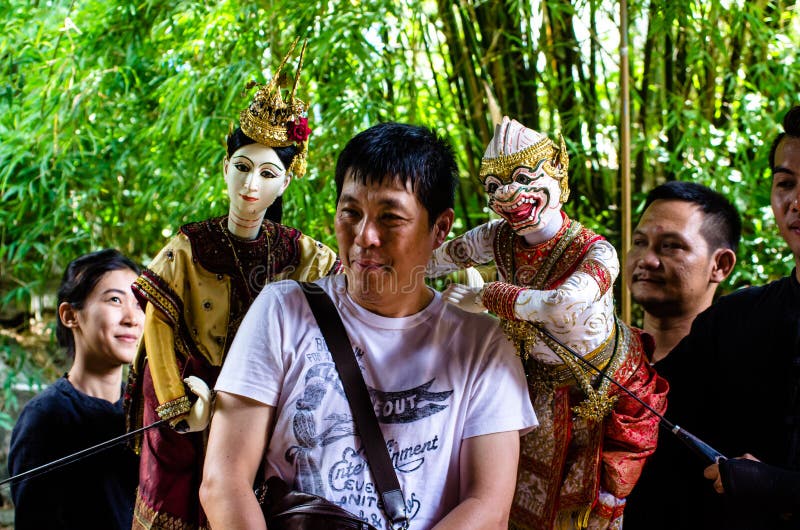 Bangkok, Tajlandia: Goście biorą obrazki z kukłami obrazy royalty free Bangkok, Tajlandia: Goście biorą obrazki z kukłami obrazy royalty free